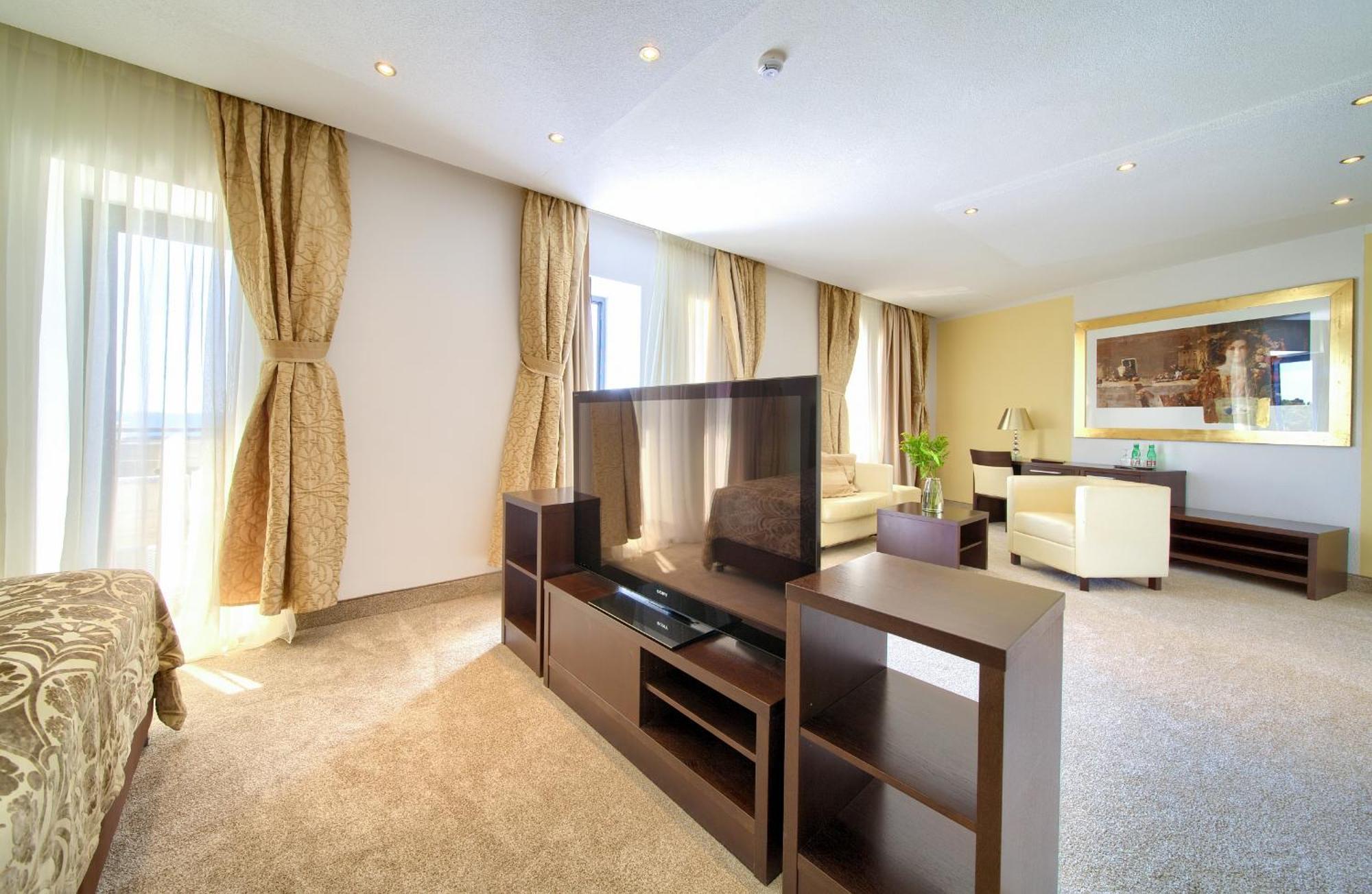 קרק Hotel Marina מראה חיצוני תמונה