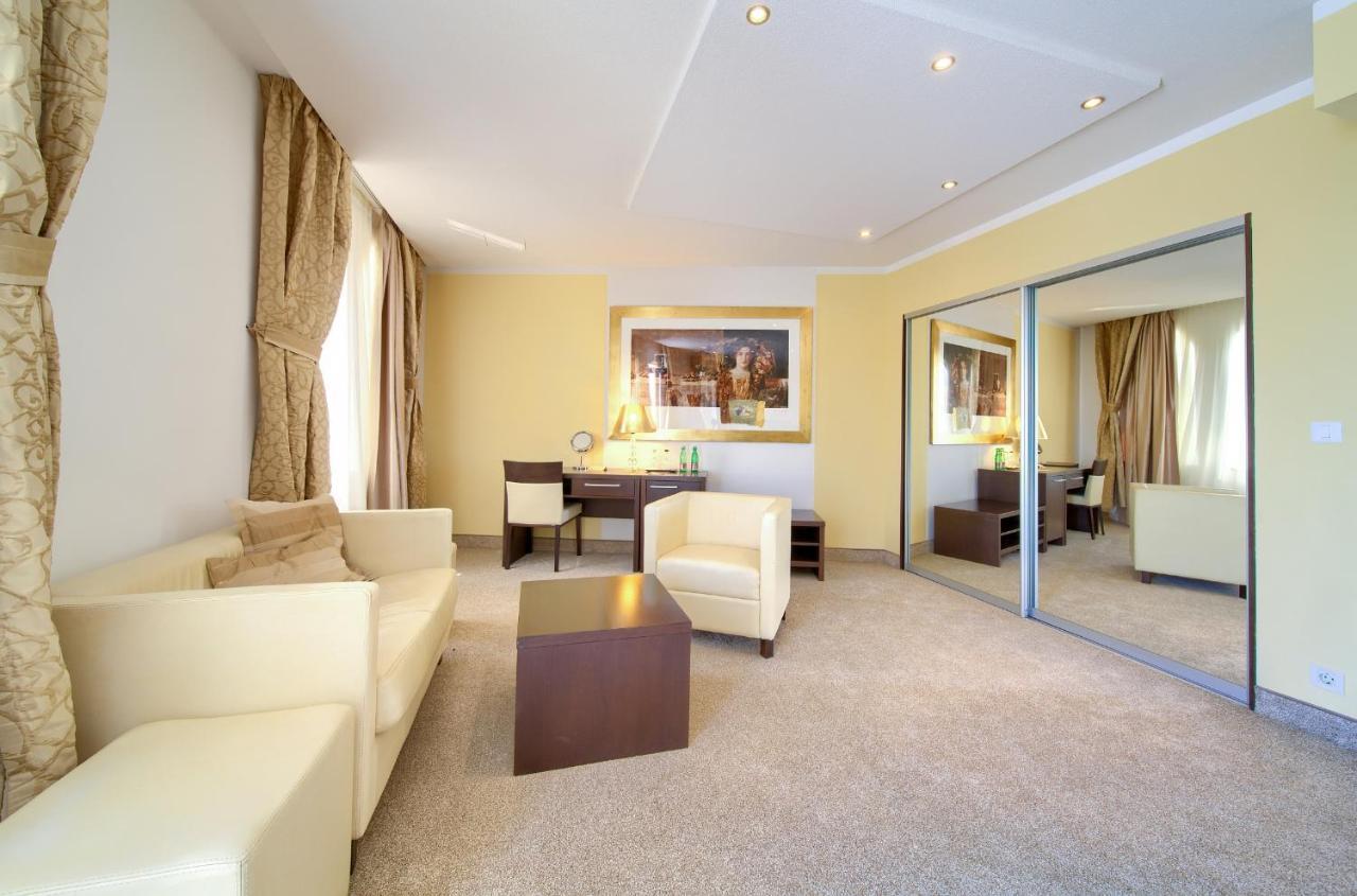 קרק Hotel Marina מראה חיצוני תמונה