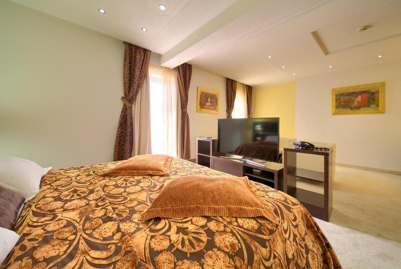 קרק Hotel Marina מראה חיצוני תמונה