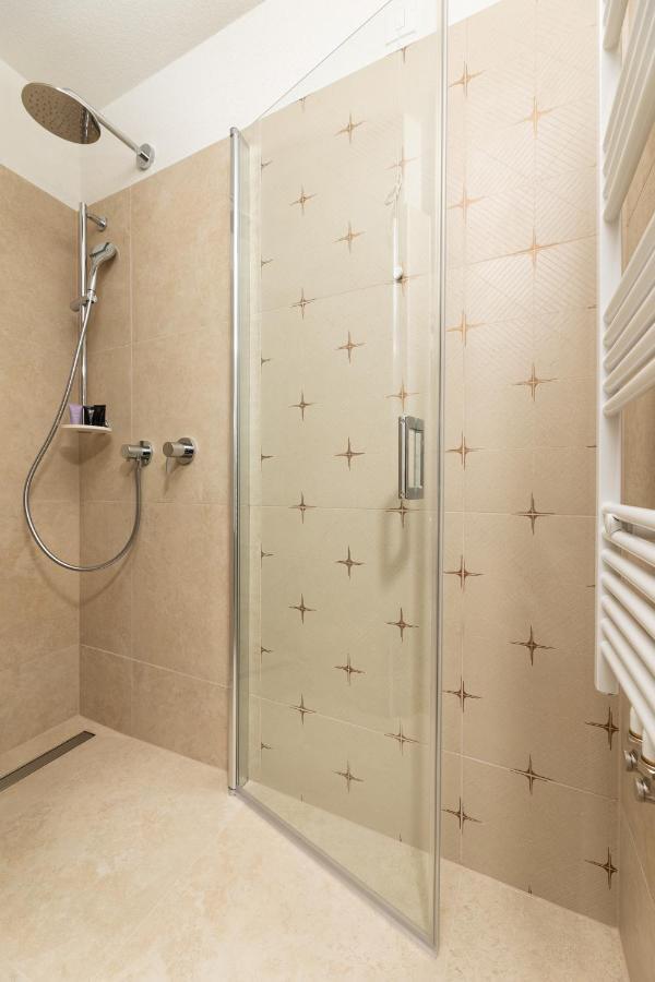 קרק Hotel Marina מראה חיצוני תמונה