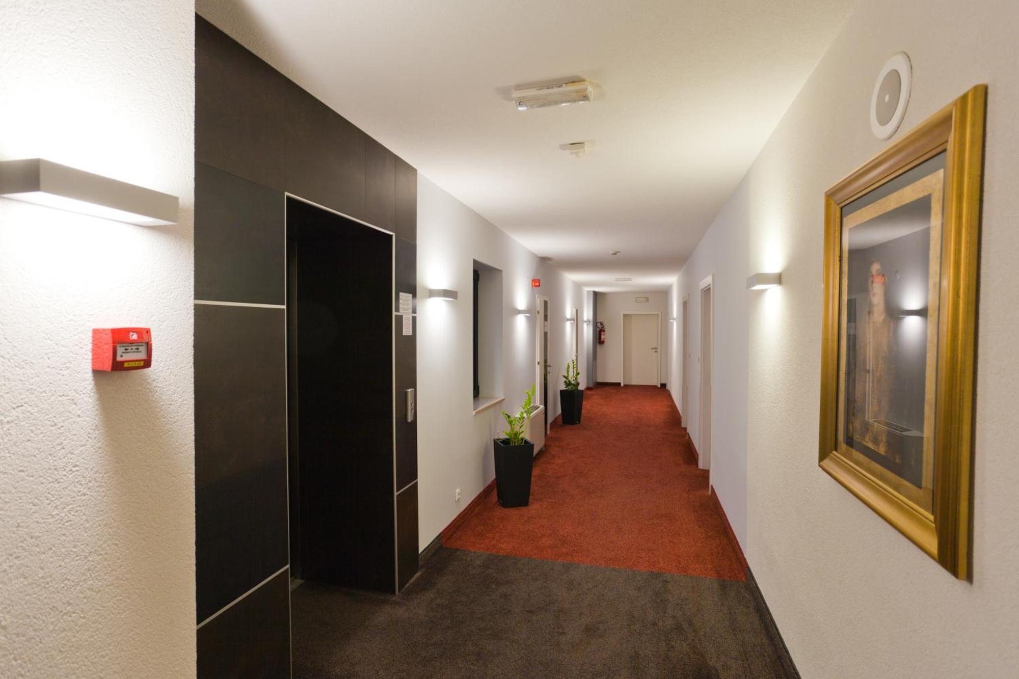 קרק Hotel Marina מראה חיצוני תמונה